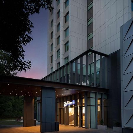 Radisson Blu Hotel, Cluj ภายนอก รูปภาพ Entrance to the hotel