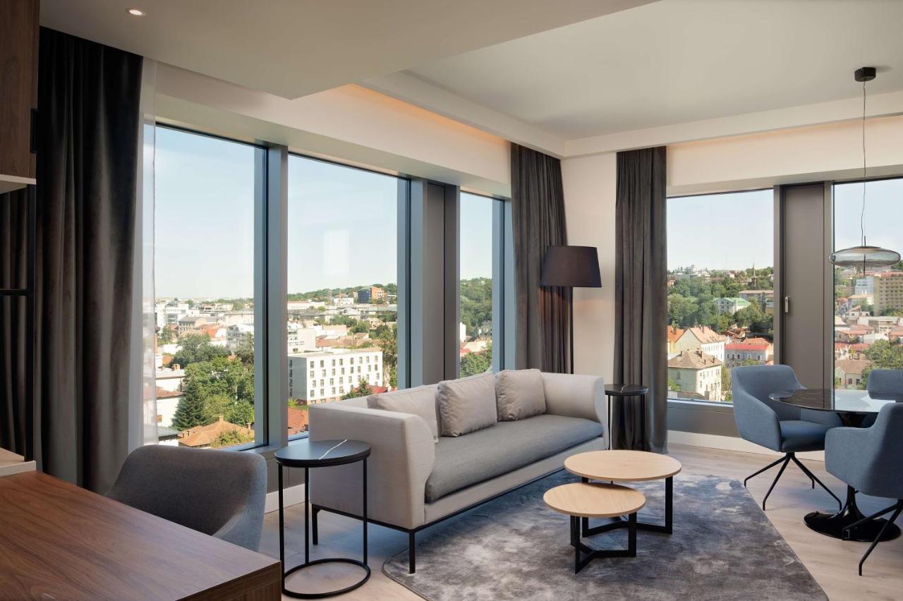 Radisson Blu Hotel, Cluj ภายนอก รูปภาพ The living room of a suite at the hotel