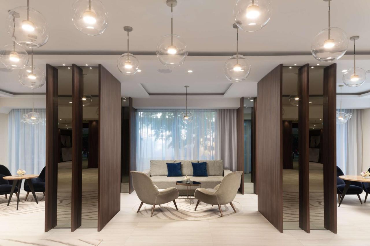 Radisson Blu Hotel, Cluj ภายนอก รูปภาพ The interior of the club