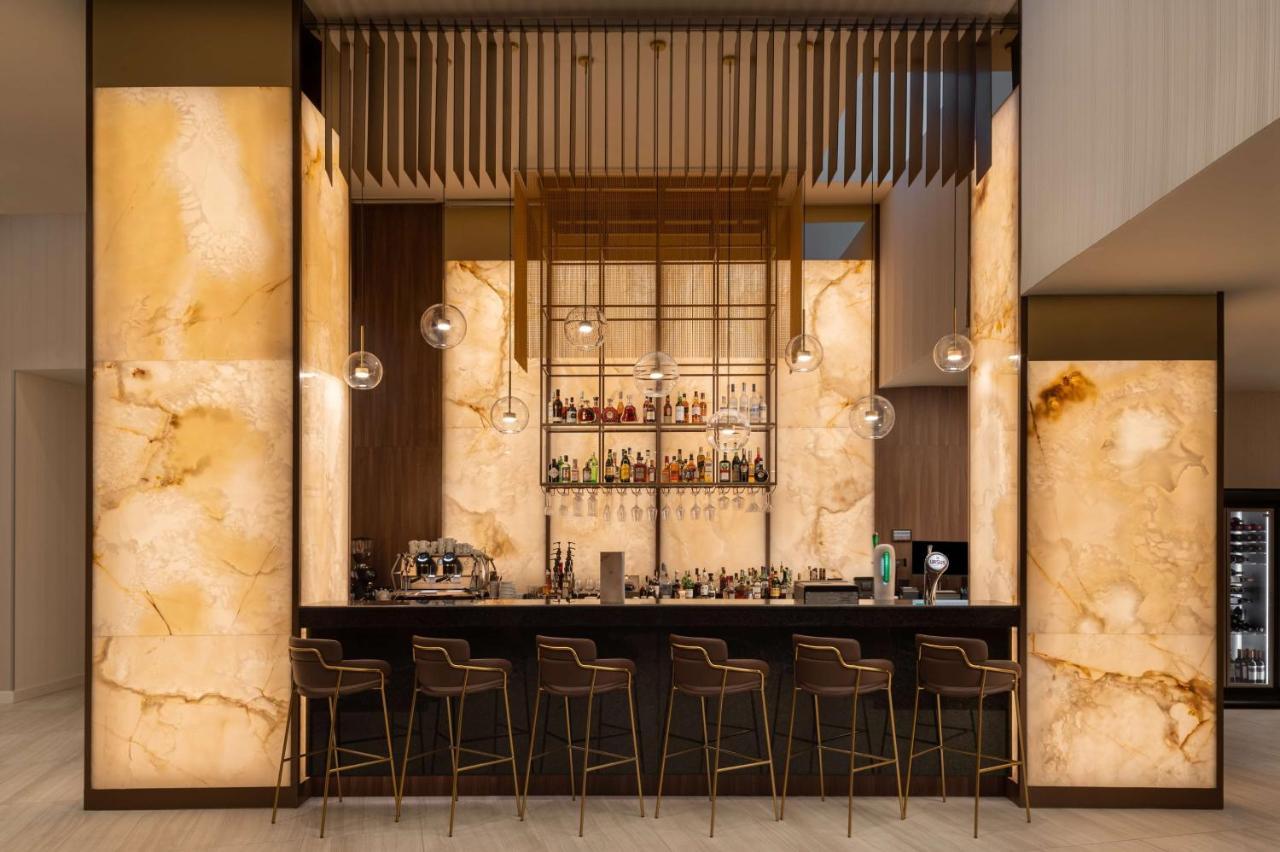 Radisson Blu Hotel, Cluj ภายนอก รูปภาพ The bar at the hotel