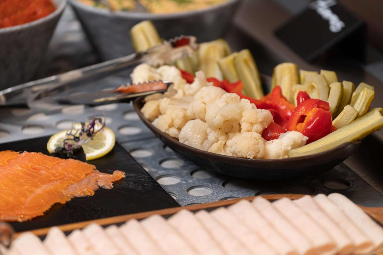 Radisson Blu Hotel, Cluj ภายนอก รูปภาพ A buffet at a hotel
