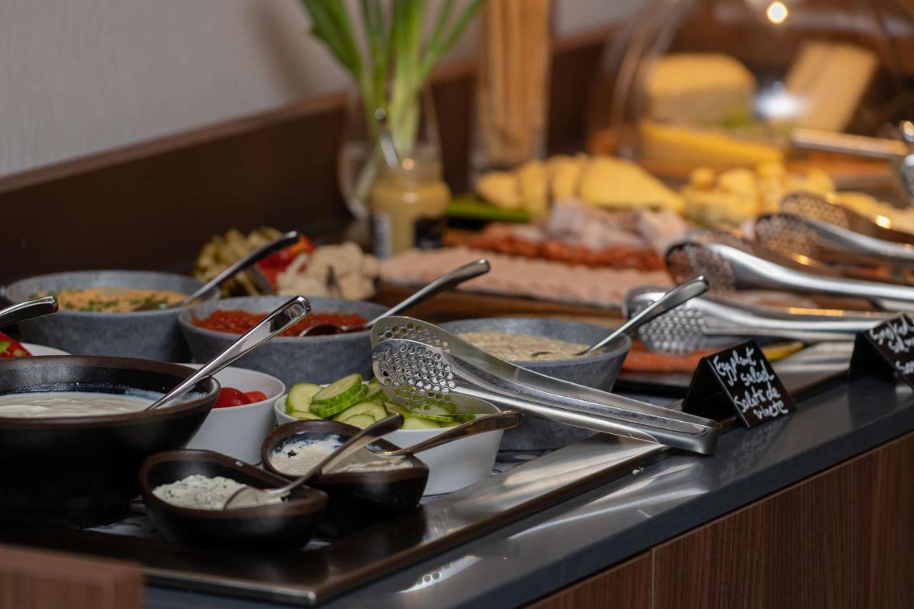 Radisson Blu Hotel, Cluj ภายนอก รูปภาพ A salad bar