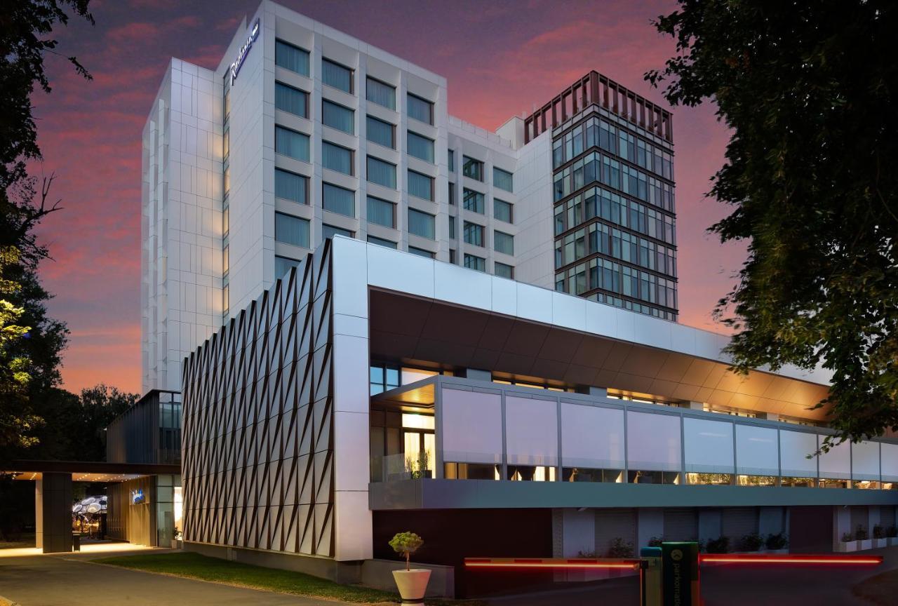 Radisson Blu Hotel, Cluj ภายนอก รูปภาพ The hotel at dusk