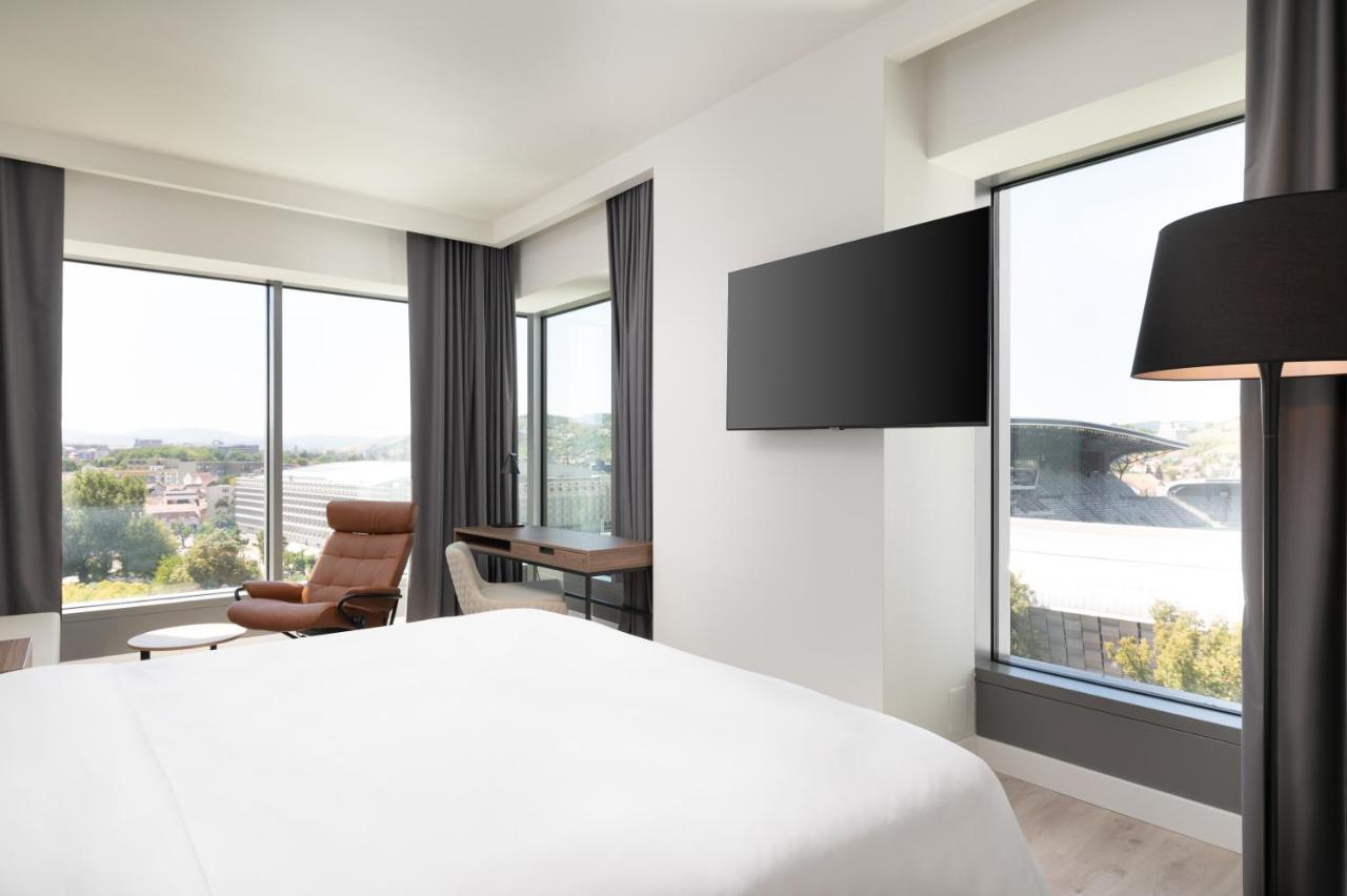 Radisson Blu Hotel, Cluj ภายนอก รูปภาพ A bedroom at the hotel