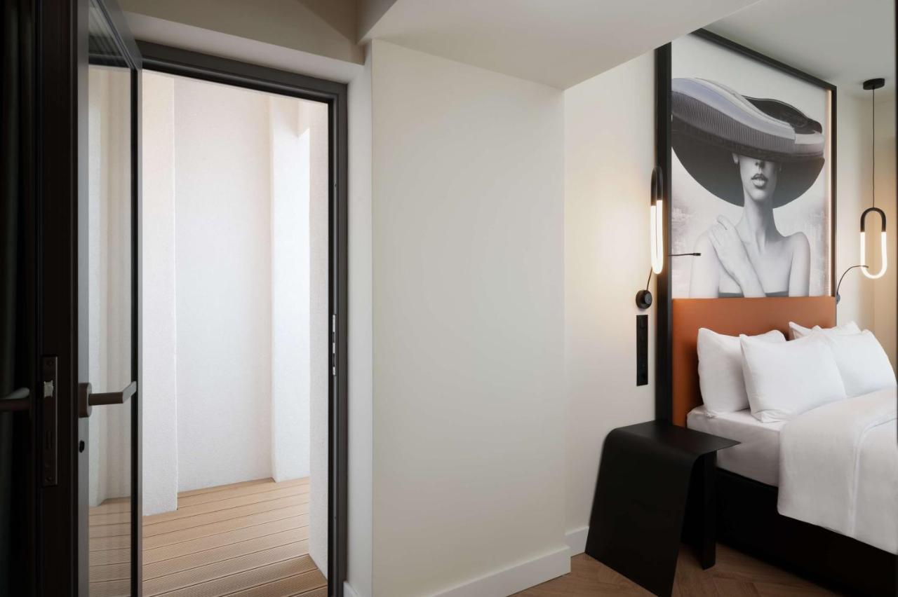Radisson Blu Hotel, Cluj ภายนอก รูปภาพ A guest room at the hotel