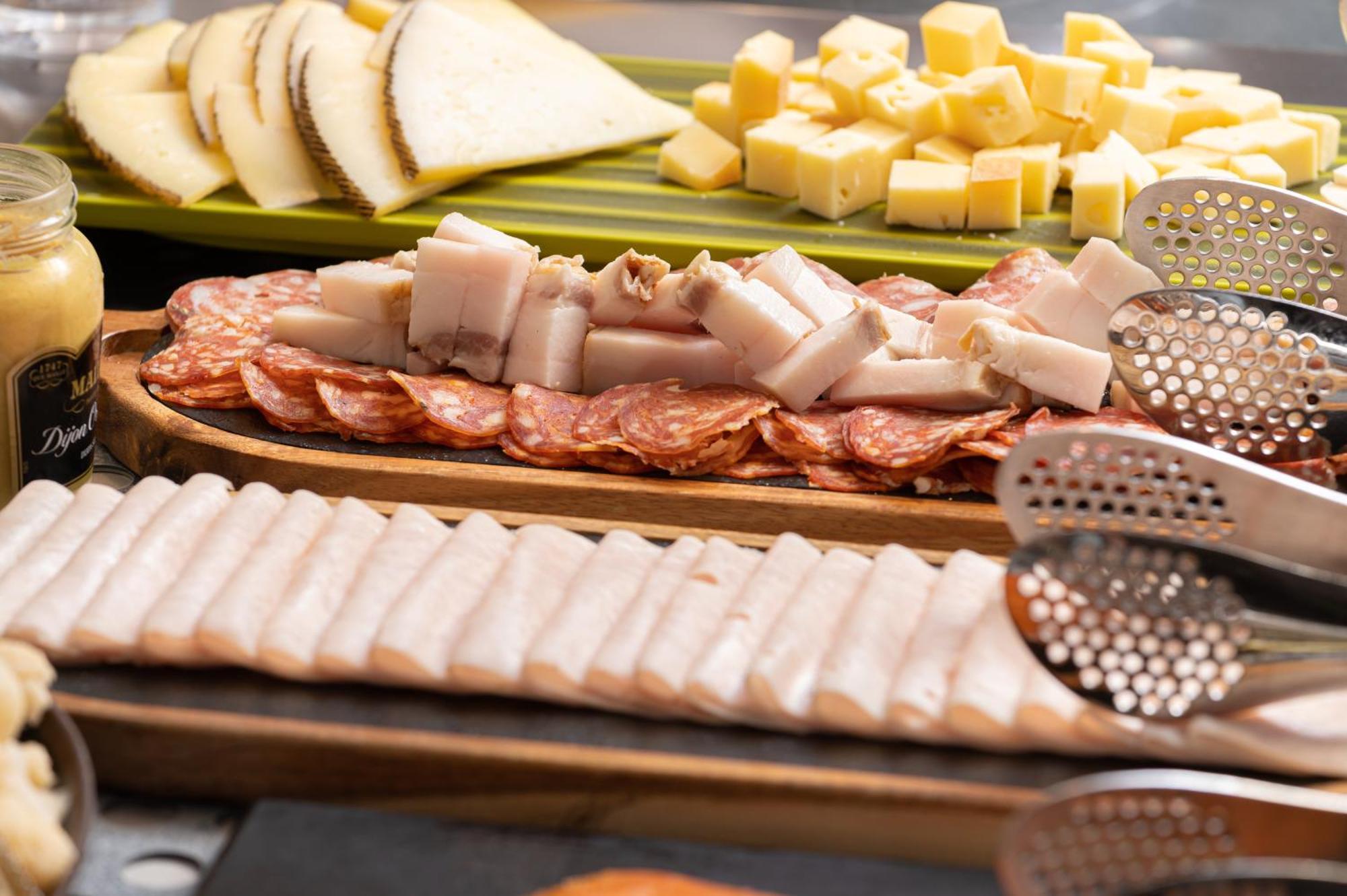 Radisson Blu Hotel, Cluj ภายนอก รูปภาพ Salami and cheese