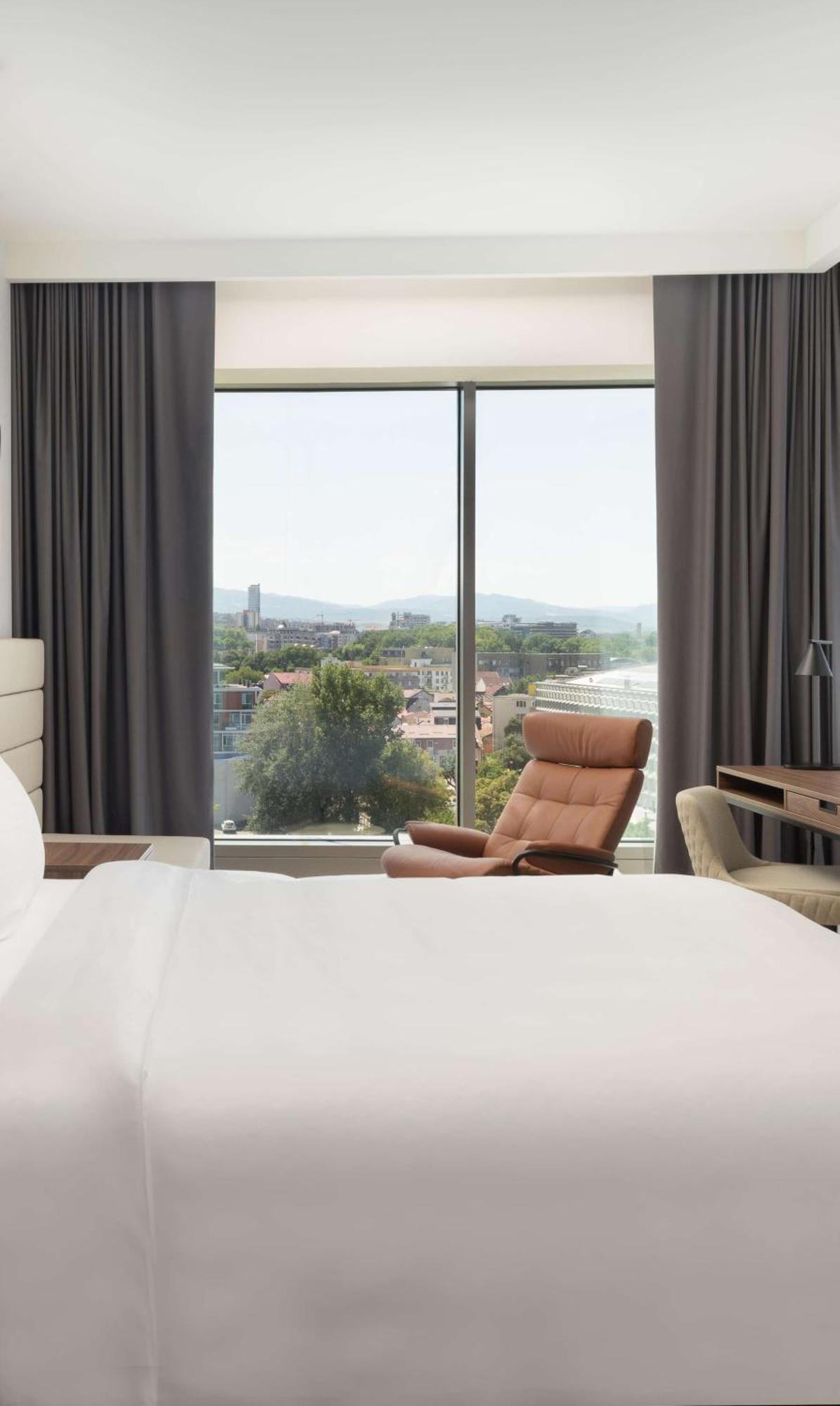 Radisson Blu Hotel, Cluj ภายนอก รูปภาพ A guest room at the hotel