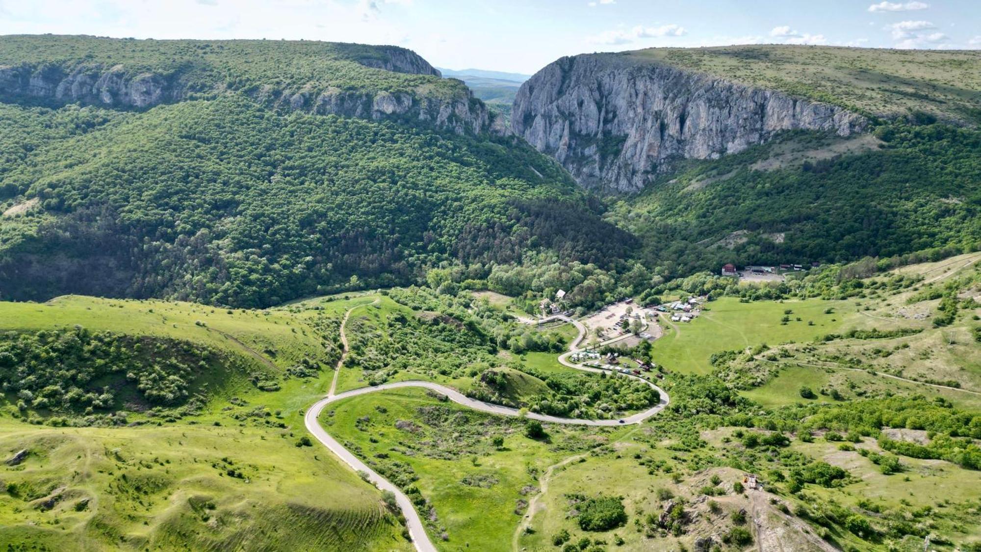 Radisson Blu Hotel, Cluj ภายนอก รูปภาพ The road through the gorge