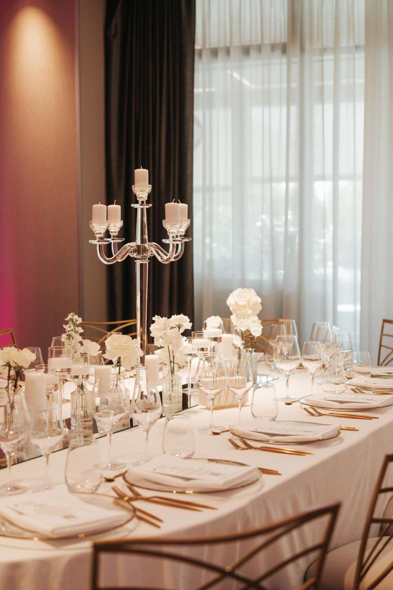 Radisson Blu Hotel, Cluj ภายนอก รูปภาพ A table set for a formal dinner