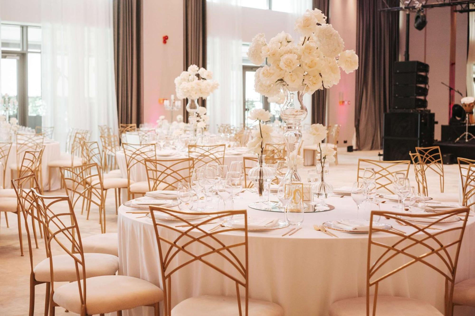 Radisson Blu Hotel, Cluj ภายนอก รูปภาพ The ballroom at the 2016 21c Museum Hotel