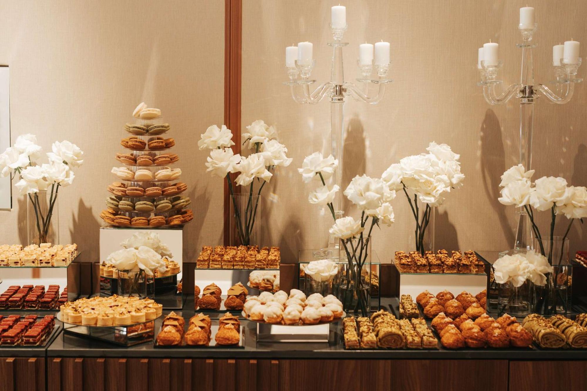 Radisson Blu Hotel, Cluj ภายนอก รูปภาพ A dessert table at a wedding