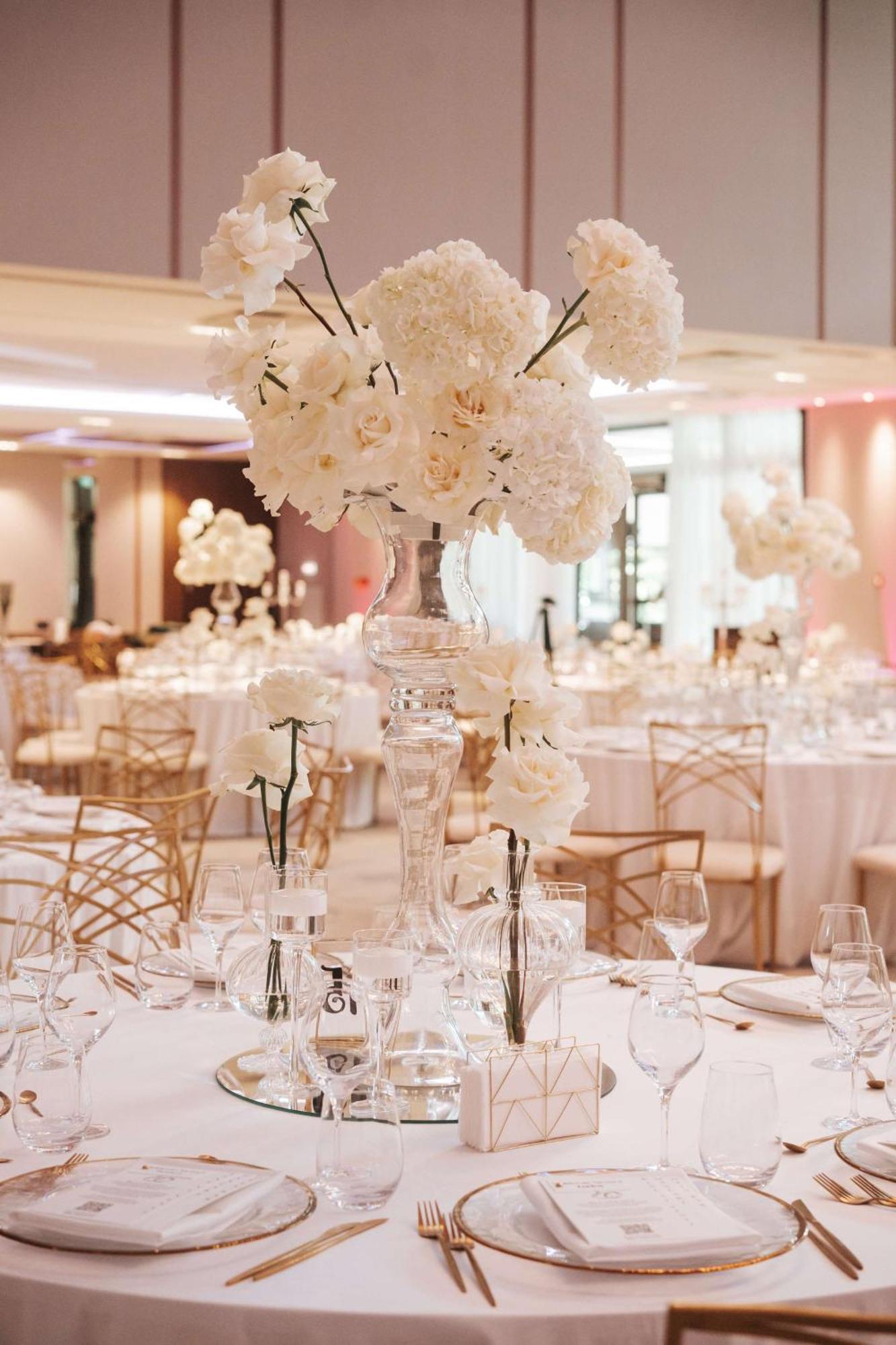 Radisson Blu Hotel, Cluj ภายนอก รูปภาพ The ballroom at The London West Hollywood