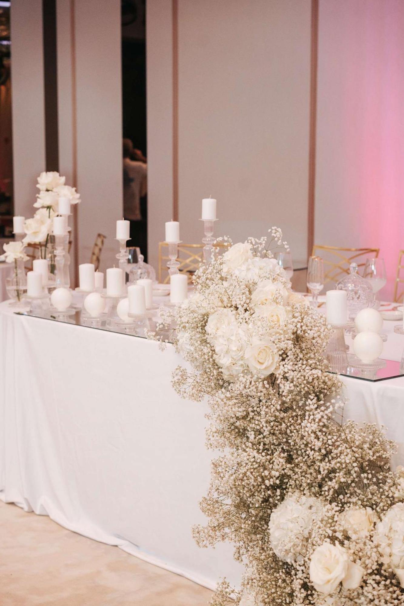 Radisson Blu Hotel, Cluj ภายนอก รูปภาพ A table decorated with white flowers and candles